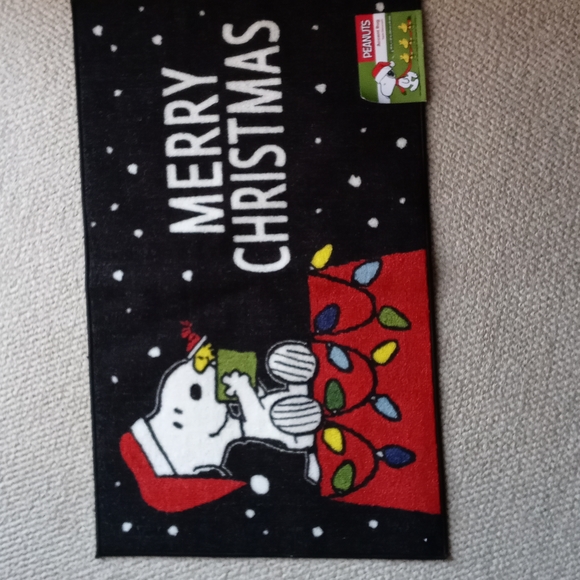 Snoopy Christmas accent rug - Picture 1 of 3
